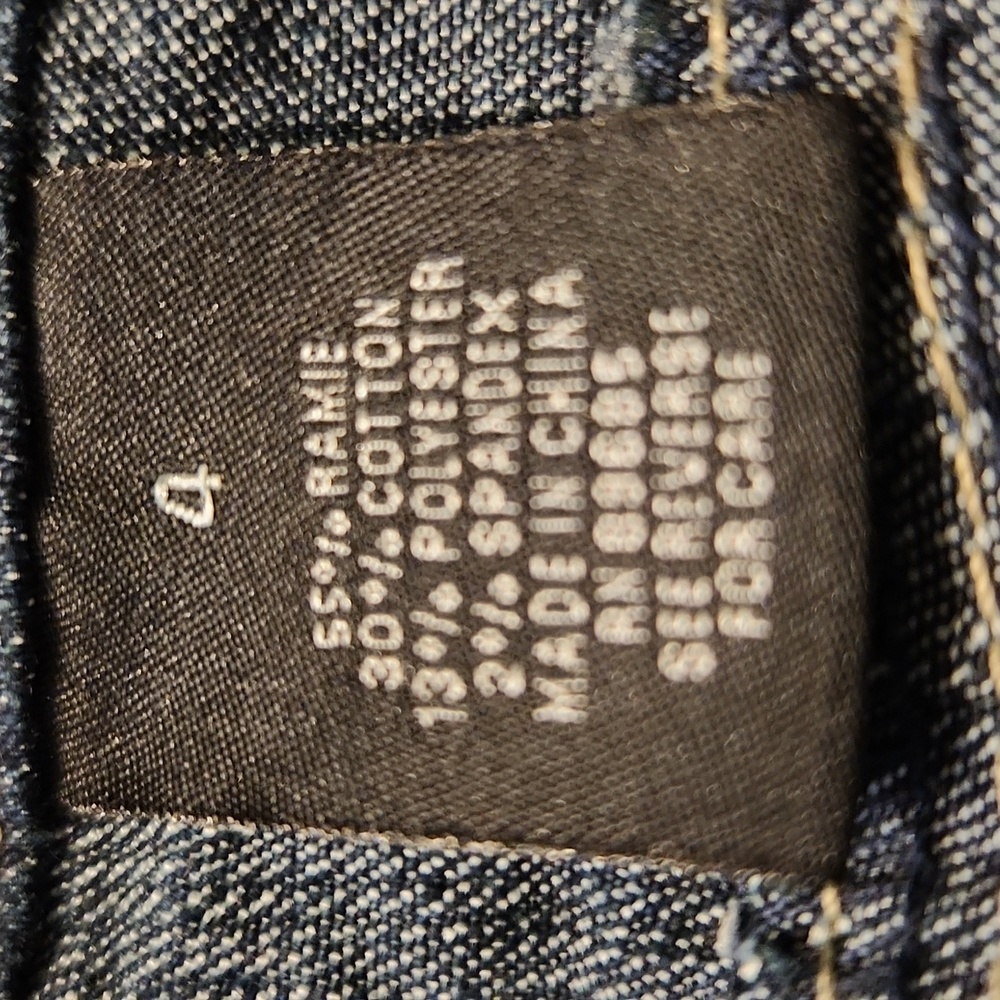 Roz & ALI,  Excellent condition,  Women's Denim skirt, Size 4 - Picture 7 of 7